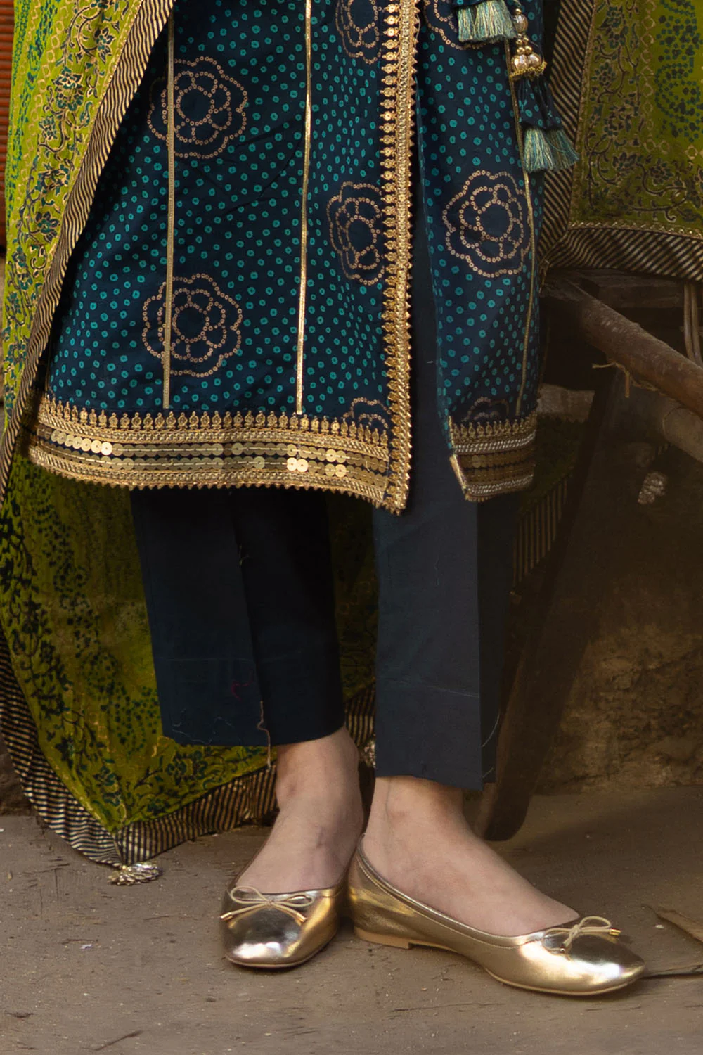 3 piece gold and lacquer printed lawn suit with gold and lacquer printed chiffon dupatta and dyed trouser gulahmed 3 piece gold and lacquer printed lawn suit with gold and lacquer printed chiffon dupatta and dyed trouser gulahmed